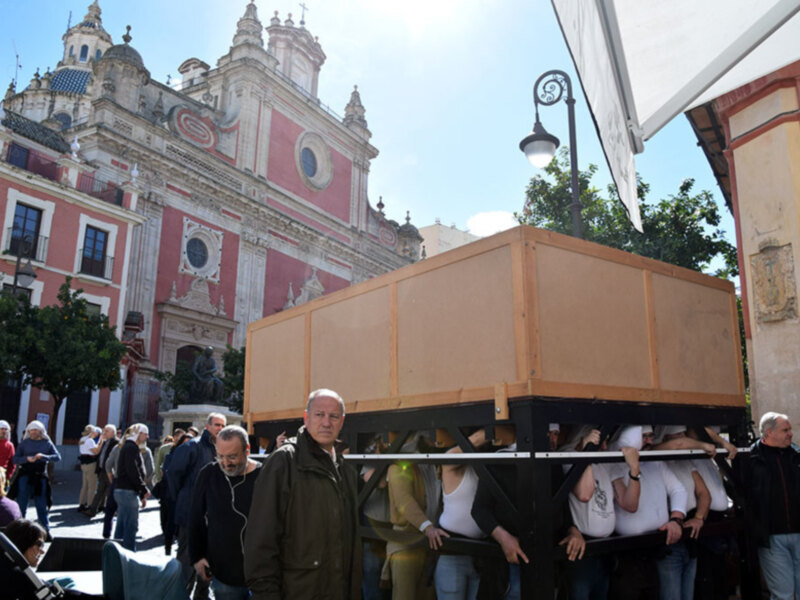 Antonio Santiago dirigió el ensayó con sus cuadrillas de costalero del Cristo de Burgos.