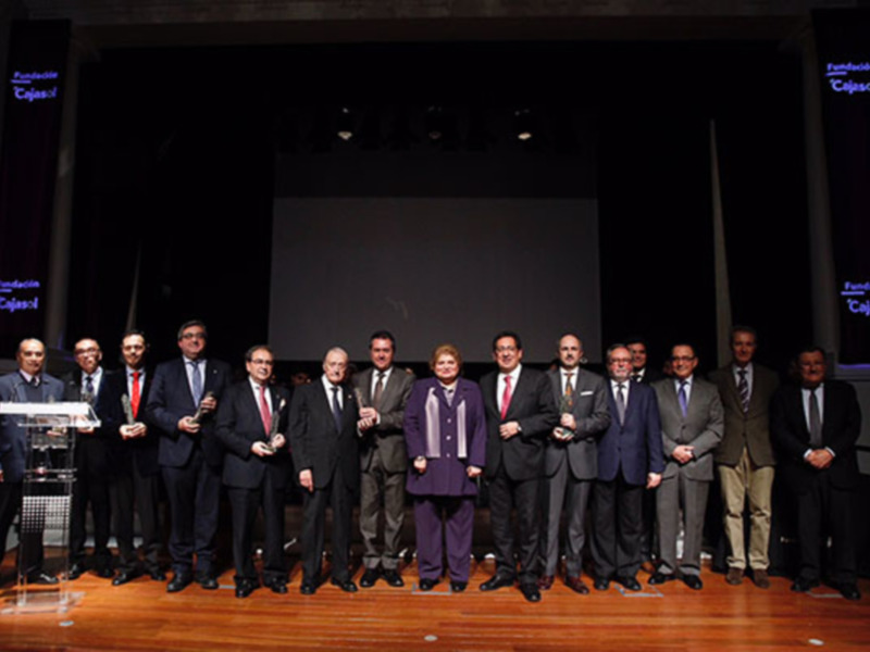 La Fundación Cajasol reconoce la labor social y cultural de las personas y entidades vinculadas con la Semana Santa de Sevilla con sus Premios “Gota a