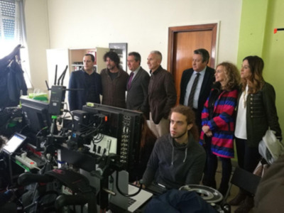 El Alcalde de Sevilla Juan Espadas visita rodaje 'Tu hijo'