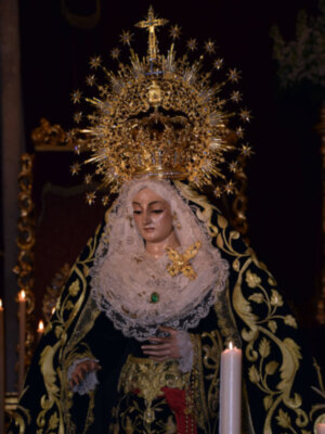 La Hermandad de la Soledad de Alcalá del Rio en Solemne Besamanos de su Titular Mariana.