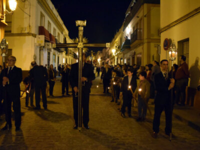 El silencio procesionó por las calles de Alcalá del Río