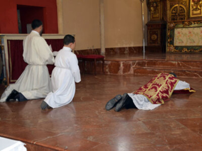 La Parroquia de Alcalá del Río celebró los Santos Oficios del Viernes Santos