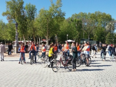 Visitantes paseando por el Parque de María Luisa