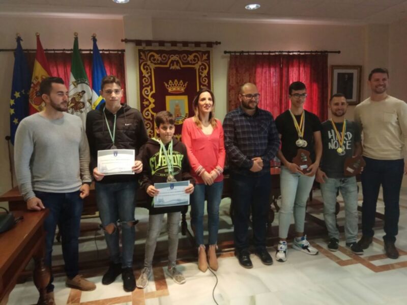 El Ayuntamiento de Chipiona realiza un reconocimiento a seis jóvenes deportistas de California Gym destacados en el andaluz de Kick Boxing y K1