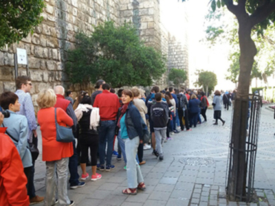 Cola y más cola en el acceso al Real Alcázar