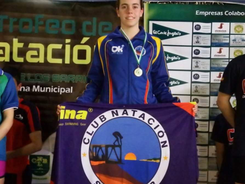 La joven nadadora Laura Benítez logra cuatro medallas en el campeonato provincial, pero no alcanza la mínima para el andaluz y el nacional