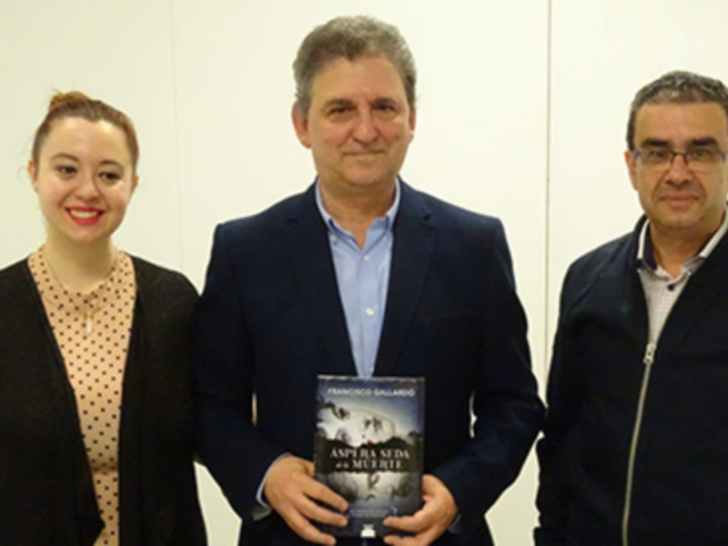 El médico sevillano Francisco Gallardo (Sevilla, 1957) ha presentado en la capital hispalense su tercera novela 'Áspera seda de la muerte', "