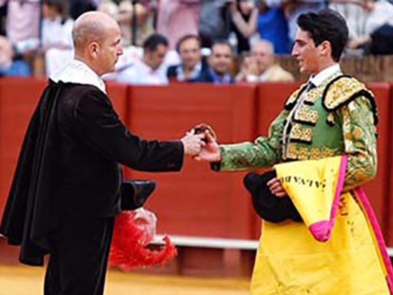 David Salvador corta una oreja y da una vuelta en la primera novillada del abono