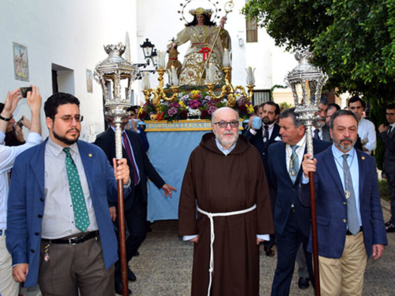 Solemne traslado al altar de cultos, por el compás del convento de la Iglesia conventual de los Capuchino de la Pastora de Las Almas Coronada.