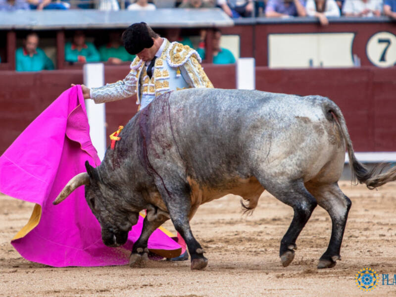Juan Bautista saluda ovación