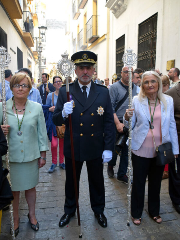 La filial hermandad de la Virgen del Mar paseo por las calles hispalenses.