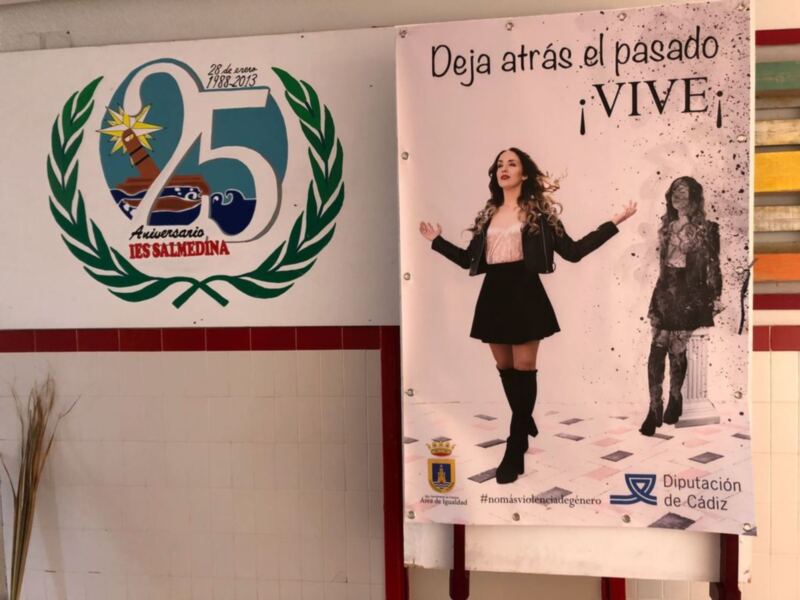 El Ayuntamiento de Chipiona instala pancartas en la plaza de Andalucía para concienciar en el Día contra la homofobia y la transfobia