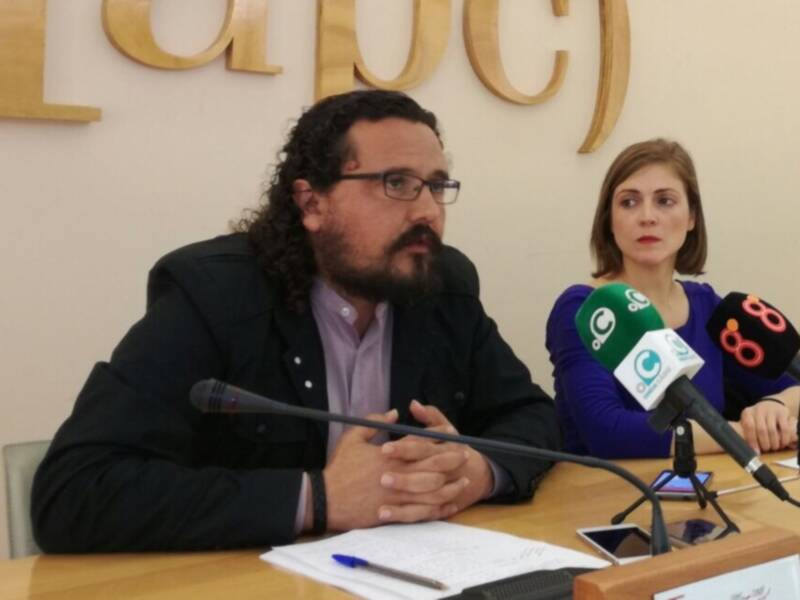 Macías critica que la “falta de planificación y coordinación” entre Gobierno y Junta puede perjudicar la temporada estival de la costa noroeste