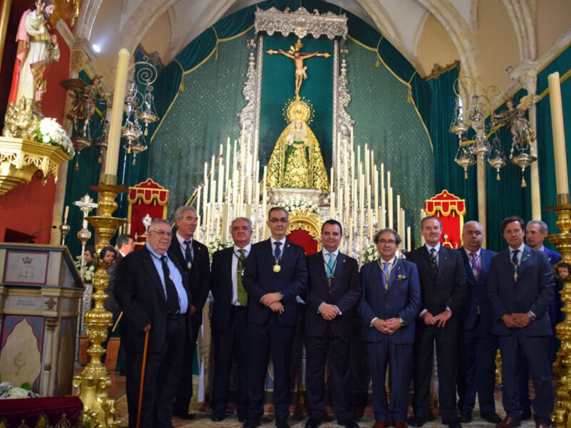 La Hermandad de la Vera-cruz se reúne de nuevo junto al altar al término de su Quinario.