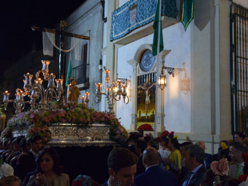 Alcalá del Río festejo a la Santa Cruz con paseos de flamenca, tamborilero y procesión