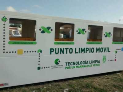 Un punto limpio móvil facilita a los chipioneros el reciclado de residuos que no deben depositarse en contenedores de recogida selectiva