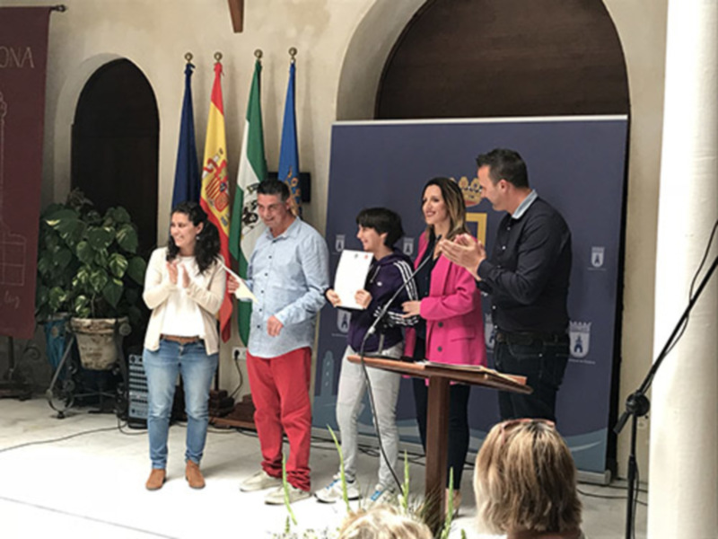 Los dos participantes en el programa 'Juntos somos capaces' de inserción laboral de jóvenes con discapacidad reciben sus certificados de asistencia