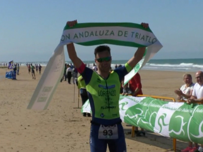 Un espectacular Sergio Lorenzo se impone en un Triatlón Cros Playas de Chipiona que hizo disfrutar a los participantes