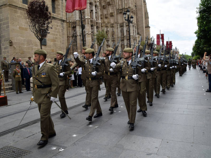 Las tropas de ingeniero celebraron el día de San Fernando en Sevilla.
