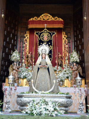 En el Corpus Christi las calles se adorna con diversos altares y balcones.