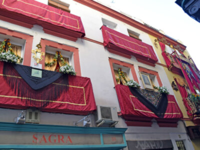Altares y balcones en el recorrido del Corpus Christi Hispalense