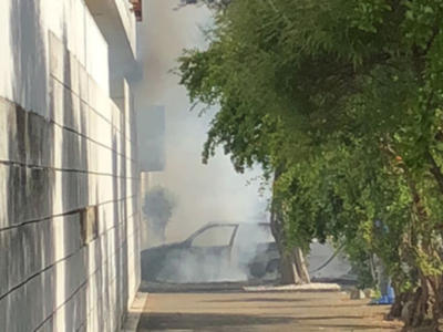 Incendio de un vehículo en una puerta de servicios de Isla Mágica
