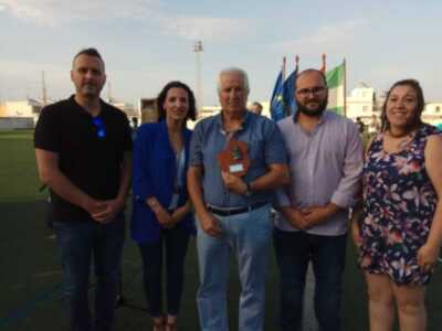 El Chipiona y la Escuela de fútbol clausuran la temporada en un acto en el que el gobierno municipal reconoce la labor de Julio Vidal