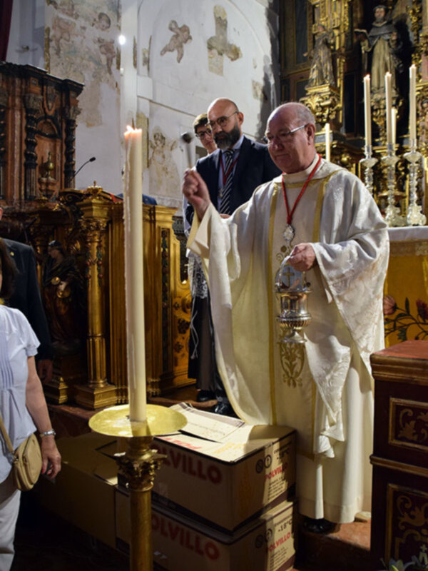 San Antonio  de Padua procesionó  y dió su bendición por la feligresía de San Vicente de Sevilla