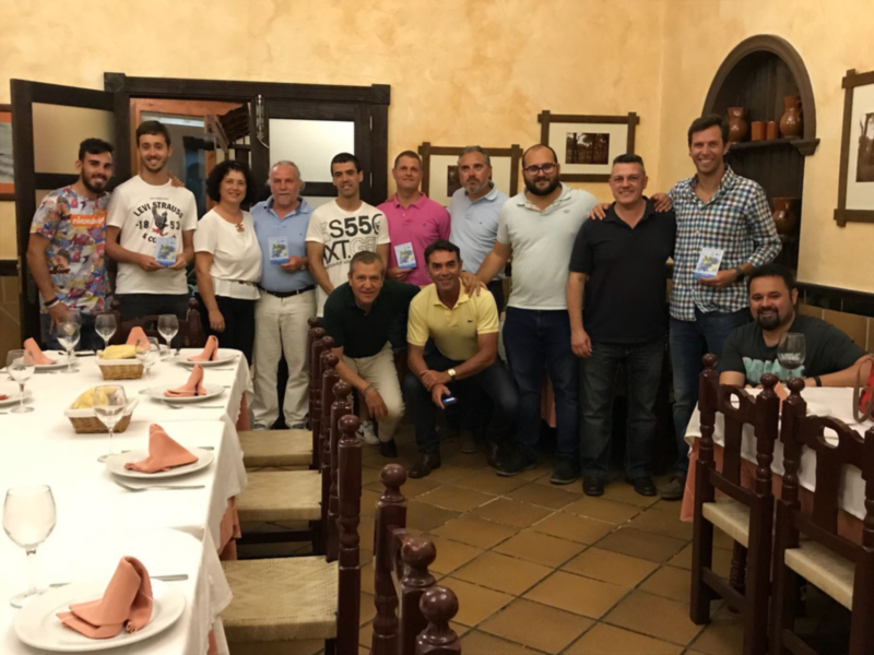 Entregados los trofeos de una liga local de tenis en la que han participado 32 jugadores