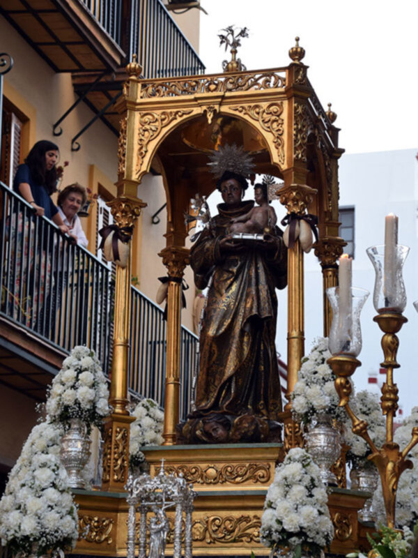 La Banda  de la Centuria acompaño la procesión de San Antonio  de Padua.