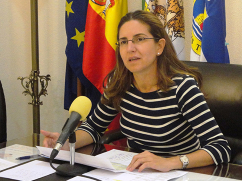 Elvira Jiménez oficializa en el pleno ordinario celebrado hoy la renuncia a su acta de concejal