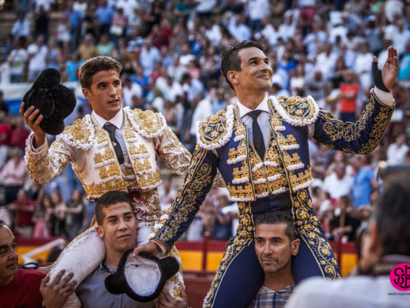 A hombros Diego Carretero con tres orejas en su alternativa junto a un gran Manzanares