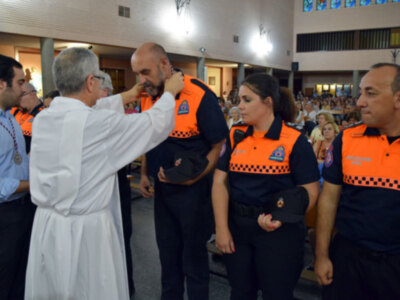 El párroco  del Divino Redentor impuso las medallas de Ntra. Sra. del Perpetuo Socorro a los voluntariados de Protección civil.