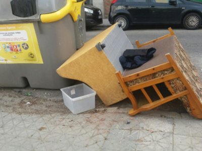 Junio es uno de los meses del año en el que abundan los enseres en la vía pública.