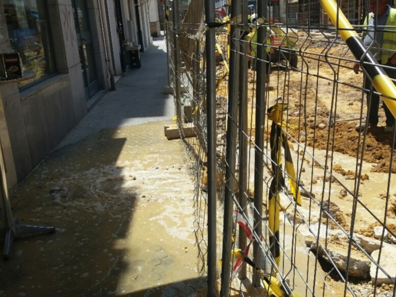 Fuga de agua en la obra de EMASESA en la calle Niebla