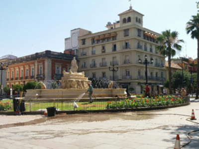 El Ayuntamiento de Sevilla mejora las plantaciones de la fuente de la Puerta Jerez