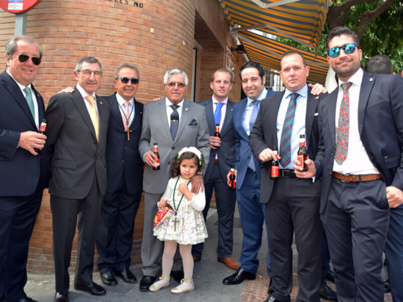 Grupo de amigos y familiares tomando unas cervezas Cruz Campo el Jueves Santo en el concierto de las dianas floreadas