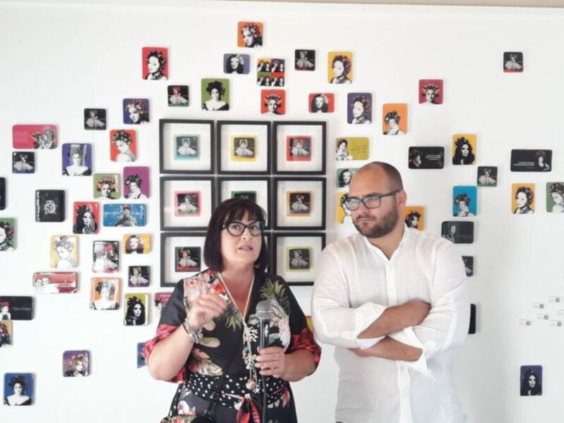La muestra 'Con rulos y a lo loco’ de Belleda López puede visitarse en la programación cultural de la sala de exposiciones temporales del Castillo