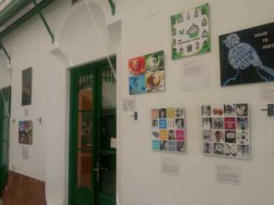 El Edificio Las Palmeras acoge una exposición que muestra la igualdad entre hombres y mujeres en la educación de adultos