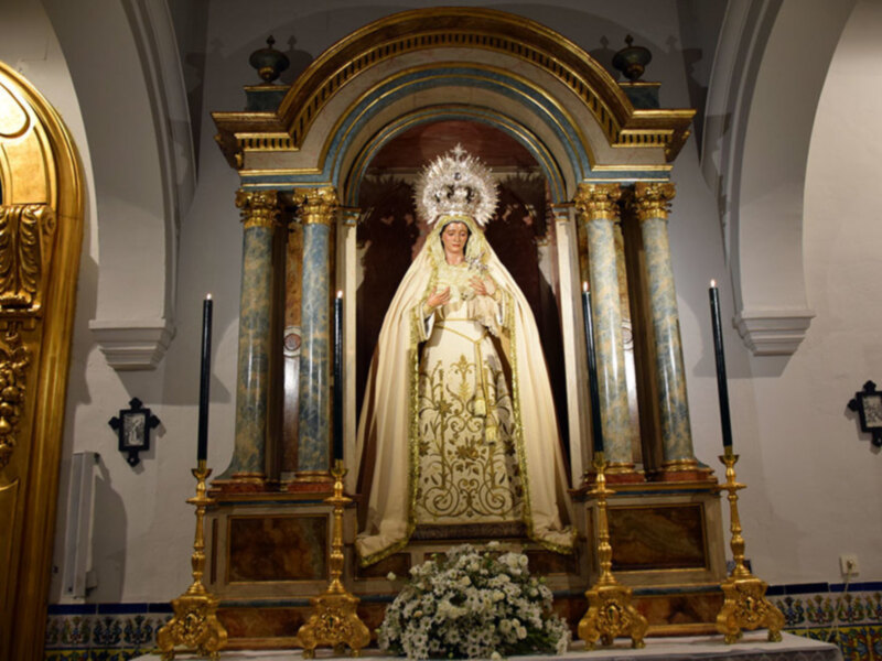 Dolorosa vestida de blanco en tiempo estival.