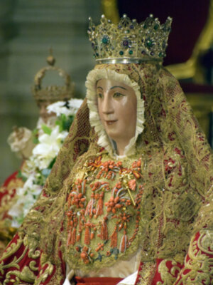 La Imagen de la Virgen de los Reyes expuesta en besamanos los días 4,5, 20, y 21.