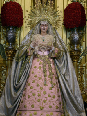 La imagen de la Virgen de las Angustias Coronada de Alcalá del Río vestida en tiempo ordinario.