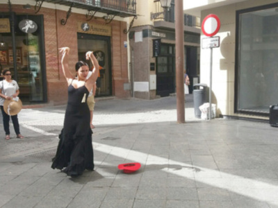 La bailaora que llena los espacios públicos vacíos del centro de Sevilla.
