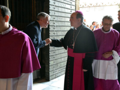 El culto de Novena a la virgen de los Reyes fue presidido por el arzobispo Juan José Asenjo.