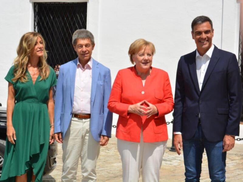 El presidente y su esposa Begoña , comienzan sus vacaciones en Sanlúcar con Angela Merkel y su marido