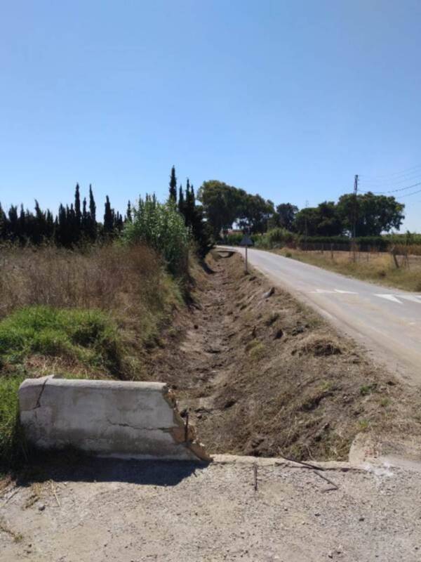 El Ayuntamiento de Chipiona limpia arroyos y cunetas para preparar la zona rural de cara a las lluvias de otoño