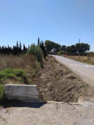 El Ayuntamiento de Chipiona limpia arroyos y cunetas para preparar la zona rural de cara a las lluvias de otoño
