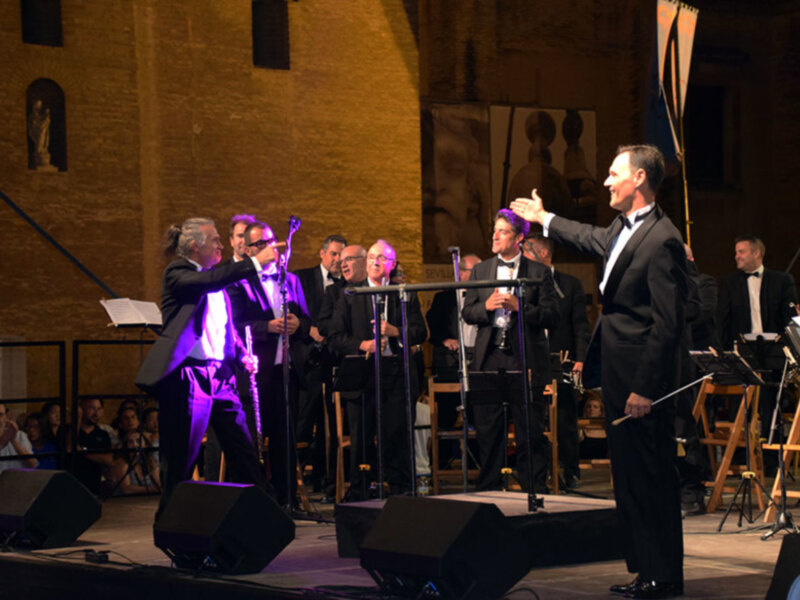 La plaza Virgen de los Reyes fue escenario del concierto de víspera.