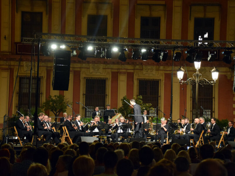 concierto de víspera en la plaza  Virgen de los Reyes