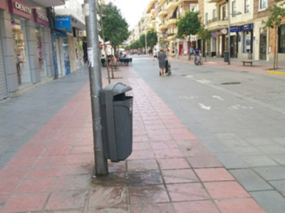 Problemas de higiene en el barrio de Los Remedios de Sevilla por no poner bolsas de pllástico en las papeleras